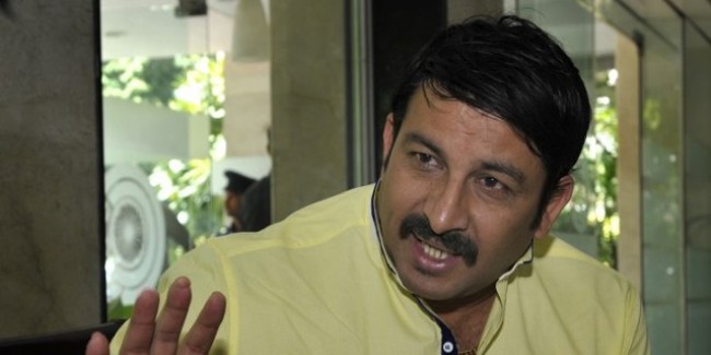 मनोज तिवारी से मिले AAP विधायक हाजी इशराक खान, अटकलों का बाजार गर्म