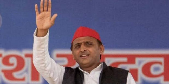 आजम खान को बचाने उतरे अखिलेश, खुद की जुबान हो गई बेकाबू