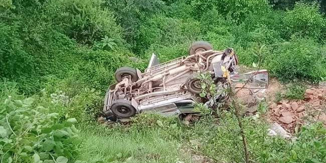 टिहरी में खाई में गिरा स्कूली मैक्स वाहन, नौ बच्चों की मौत; नौ घायल