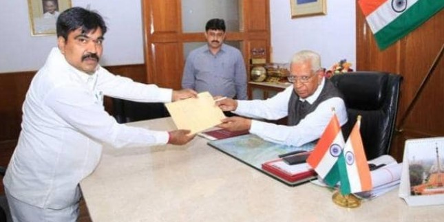 एक और MLA ने छोड़ा कुमारस्वामी का हाथ, BJP का आंकड़ा पहुंचा 107