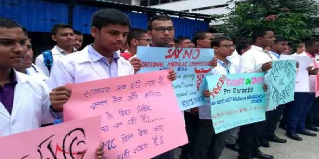 एनएमसी के विरोध में जूनियर डॉक्टरों का कार्य बहिष्कार, रिम्स में ओपीडी सेवा ठप