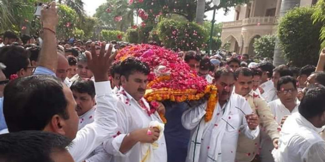 पत्नी के अंतिम संस्कार में शामिल हुए ओपी चौटाला, पिता-पुत्र को मिली दो हफ्ते की पैरोल