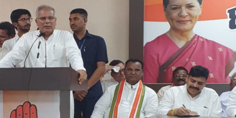 आदिवासी नेता मोहन मरकाम ने लिया PCC चीफ का चार्ज, कहा-हमारा कोई गाॅड फादर नहीं