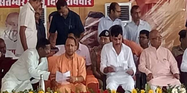 सीएम योगी आदित्यनाथ ने किया 14 परियोजनाओं का शिलान्यास व लोकार्पण