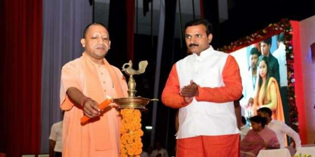 एक भी बच्चा निरक्षर तो यह समाज का दुर्भाग्य : CM योगी आदित्यनाथ