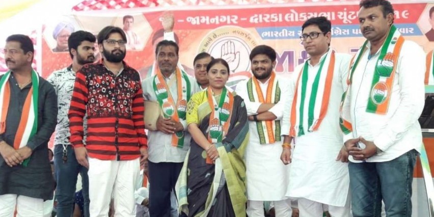 क्रिकेटर रविंद्र जडेजा के पिता और बहन कांग्रेस में हुए शामिल, पत्नी ने ली थी भाजपा की सदस्यता