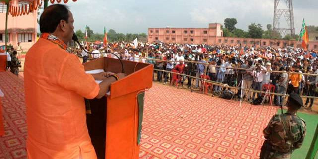 सीएम रघुवर बोले, एक परिवार की भक्ति में कांग्रेस ने शहीदों को भुला दिया