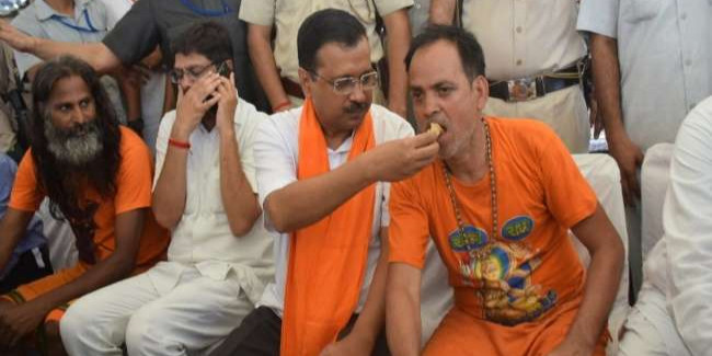 CM अरविंद केजरीवाल ने दिल्ली में कांवड़ियों को कराया भोजन, पिलाया पानी