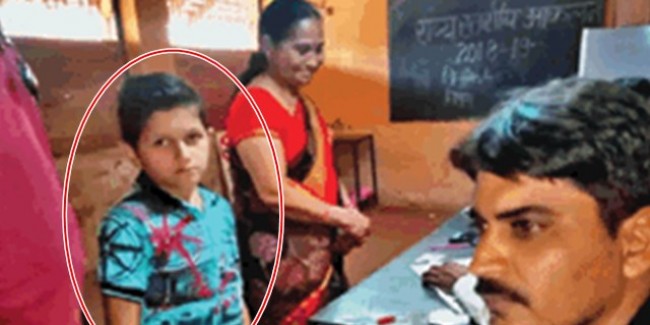 वोट देने पहुंचे 'बच्चे' को देख ठिठके कर्मचारी