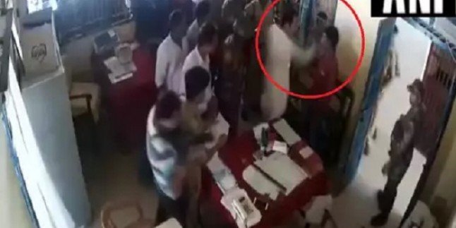 त्रिपुरा: कांग्रेस अध्यक्ष ने थाने में पुलिस के सामने शख़्स को मारा थप्पड़