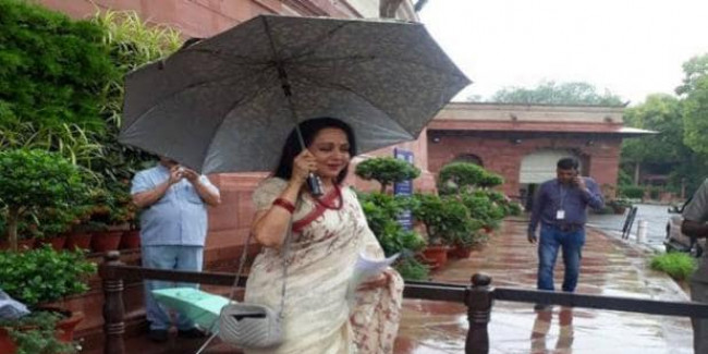 दिल्ली की बारिश... हेमा की छतरी... संसद में कुछ यूं दिखा अलग अंदाज