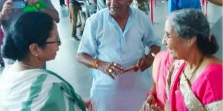 Mamata Banerjee Bumps in PM Modi's Wife Jashodaben at Kolkata Airport