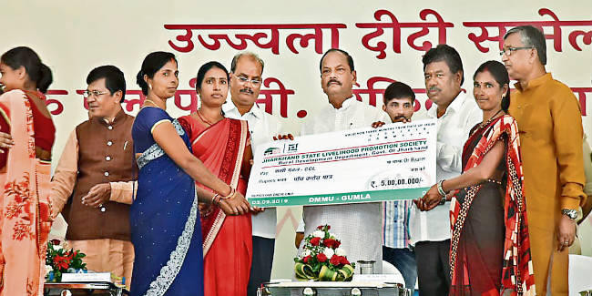 उज्ज्वला दीदी सम्मेलन : गुमला में मुख्यमंत्री रघुवर दास बोले, मजदूरी भुगतान में झारखंड अव्वल