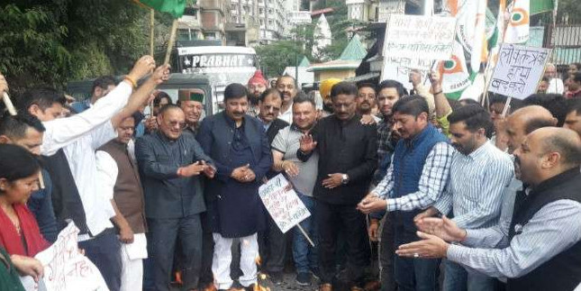 प्रियंका गांधी को हिरासत में लेने के विरोध में हिमाचल कांग्रेस का प्रदर्शन, योगी का पुतला जलाया