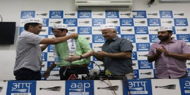 झारखंड में कांग्रेस को झटका, पूर्व अध्यक्ष अजय कुमार AAP में शामिल