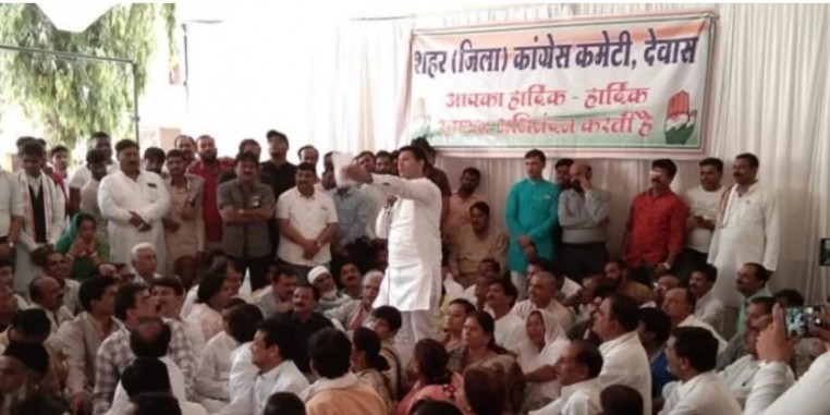 कांग्रेस प्रत्याशी से जीतू पटवारी ने कराई उठक-बैठक, कार्यकर्ताओं से पूछा- इतना भला आदमी मिलेगा