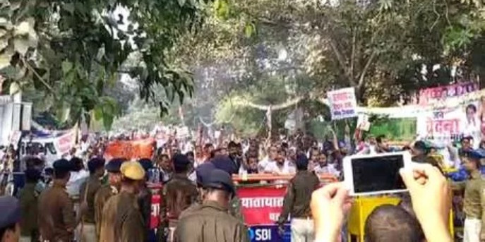 पटना में कांग्रेस कार्यकर्ताओं पर दागे गए आंसू गैस के गोले, MLA सहित कई घायल
