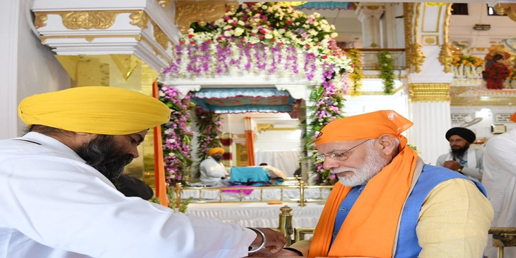 PM Modi पहुंचे, गुरुद्वारा बेर साहिब में माथा टेका, खोलेंगे कॉरिडोर का द्वार