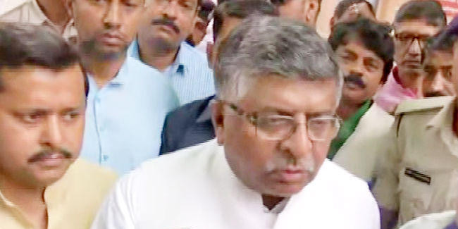 डेंगू की चपेट में आया बिहार, पीएमसीएच में डेंगू के मरीजों से मिले केंद्रीय कानून मंत्री, कहा...