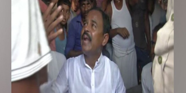 11 बच्चों की मौत के बाद विधायक को आई गांव की याद, लोगों ने बना लिया बंधक