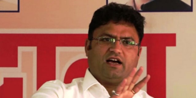 अशोक तंवर ने परमवीर सिंह के आवास पर कहा हम संभलकर बोलें ताकि किसी को हर्ट न हो