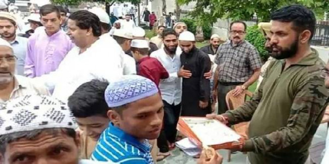 श्रीनगर में अमन की ईद: नमाजियों से गले मिले पुलिसवाले, बांटी मिठाई