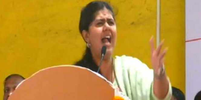 महाराष्ट्र विधानसभा चुनाव: मंत्री पंकजा मुंडे की चुनावी जनसभा में जमकर लगे उनके खिलाफ नारे, 6 लोग हिरासत में लिए गए