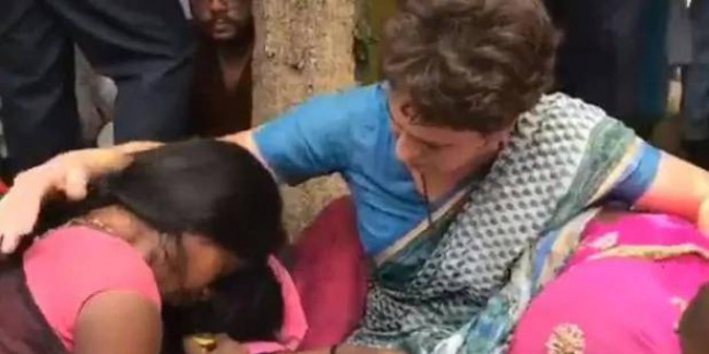 सोनभद्र नरसंहार: बिलखती महिलाओं को गले लगाकर भावुक हुईं प्रियंका गांधी