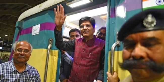रेलवे के निजीकरण से इनकार, पर कैसे पूरा होगा विनिवेश का लक्ष्य?