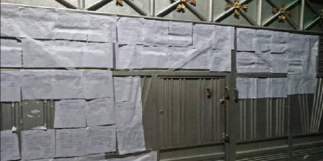 यूपी: आजम खां के घर का दरवाजा नोटिसों से ढका, देखकर लोग हुए हैरान
