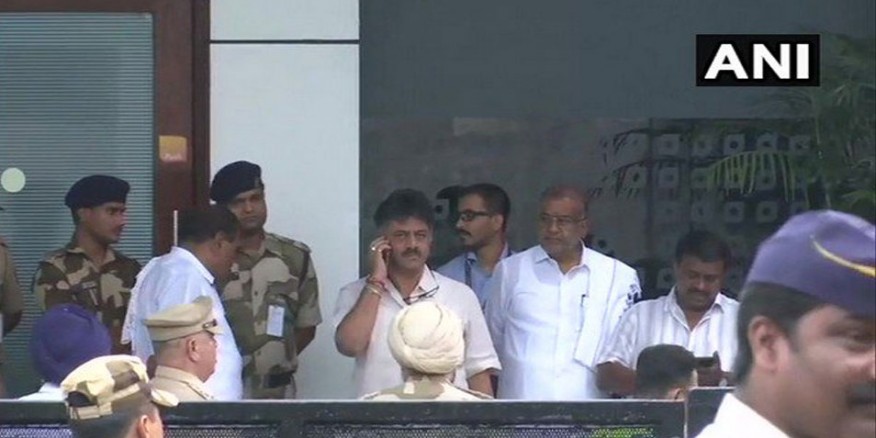 डीके शिवकुमार ने बागियों के लिए कहा, 'राजनीति में एक साथ जन्मे हैं, साथ मरेंगे'