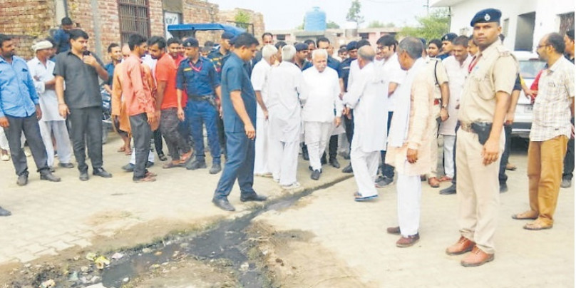 सीएम अपने गांव में बोले- तत्काल सफाई अपनाओ, चेक करवाऊंगा