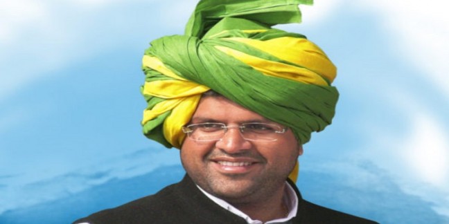 चप्पल पहनकर झाड़ू चलाएंगे दुष्यंत और केजरीवाल, JJP-AAP गठबंधन फाइनल