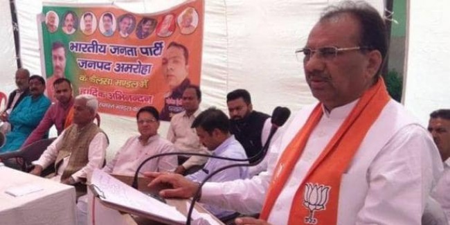 अमरोहा में फर्जी वोटिंग का आरोप, BJP सांसद का दावा- बुर्का पहनकर वोट डाल रहा था शख्स