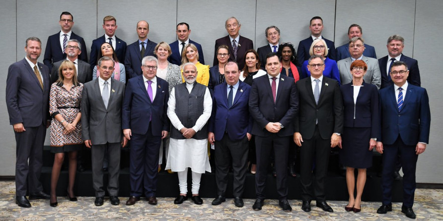 EU सांसदों के कश्मीर दौरे पर प्रियंका-मायावती ने उठाए सवाल, ओवैसी बोले- नाजी लवर