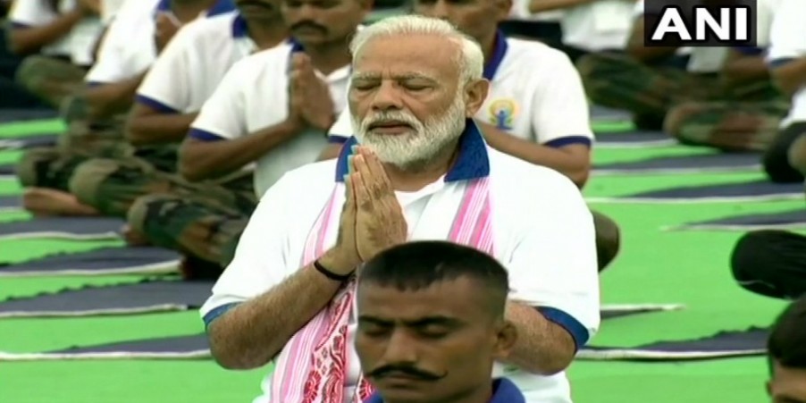 आज दुनिया कर रही योग, मोदी ने रांची में लगाया आसन