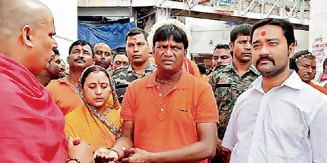 देवघर : विधायक ढुल्लू महतो, गायक अरविंद अकेला पहुंचे बाबा मंदिर, एक लाख कांवरियों ने किया जलार्पण