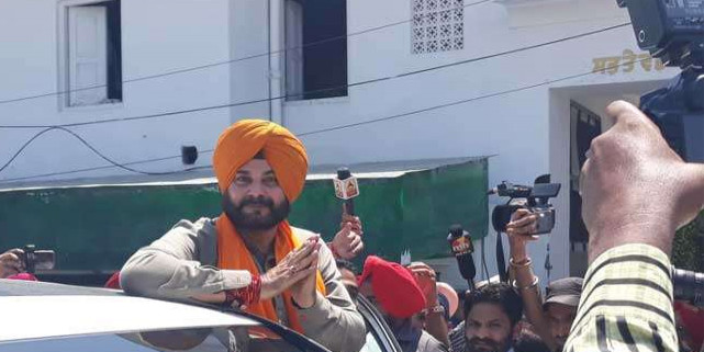 18 दिन बाद घर से निकले गुरु सिद्धू, लोगों के बीच खास अंदाज में नजर आए नवजोत