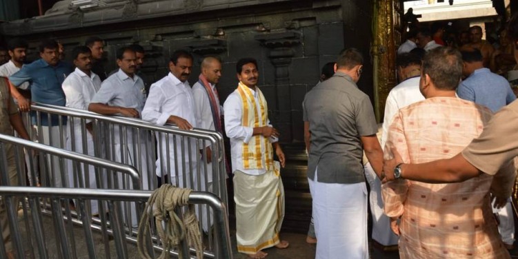 Jagan Mohan Reddy stands in queue, prays at Tirumala