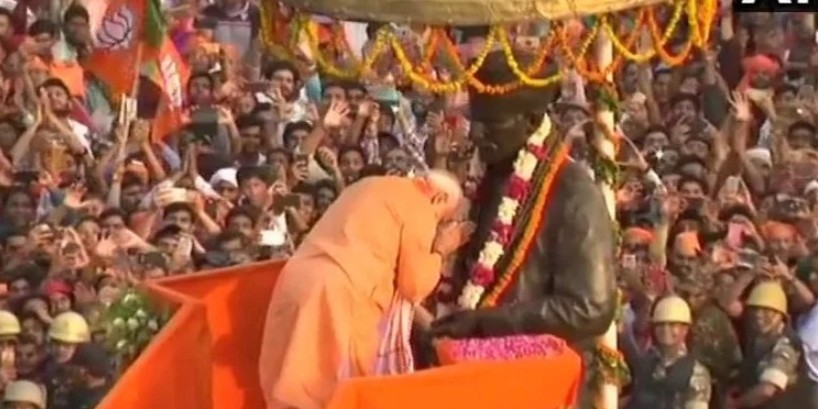 वाराणसी में पीएम का रोड शो, मोदी ने हाथ जोड़ कर किया जनता का अभिवादन