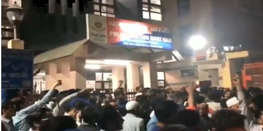 #ChandniChowk: WhatsApp अफवाह के चलते छोटे से विवाद ने लिया सामुदायिक दंगे का रुप