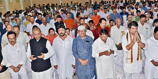 कांग्रेस के सद्भावना दिवस पर धर्म गुरुओं ने करायी प्रार्थना, कहा- देश को गलत हाथों से निकालो