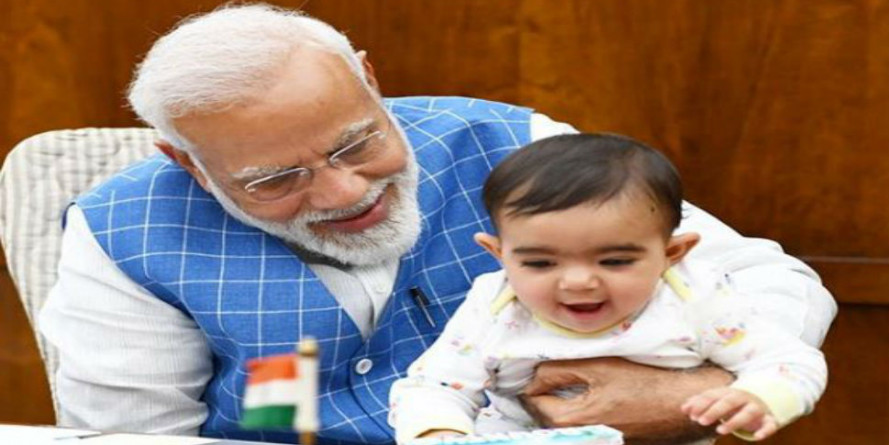 अपने दफ्तर में नन्हे मेहमान से मिले पीएम मोदी, बच्चा सोशल मीडिया पर हुआ सुपरहिट