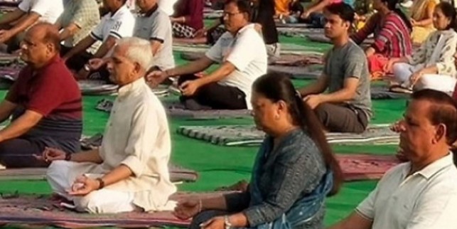 अंतरराष्ट्रीय योग दिवस पर कार्यक्रम आयोजित, वसुंधरा राजे ने किया योग