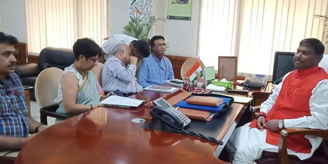 अर्जुन मुंडा ने जनजातीय मामलों के मंत्रालय का पदभार संभाला, अधिकारियों के साथ की बैठक