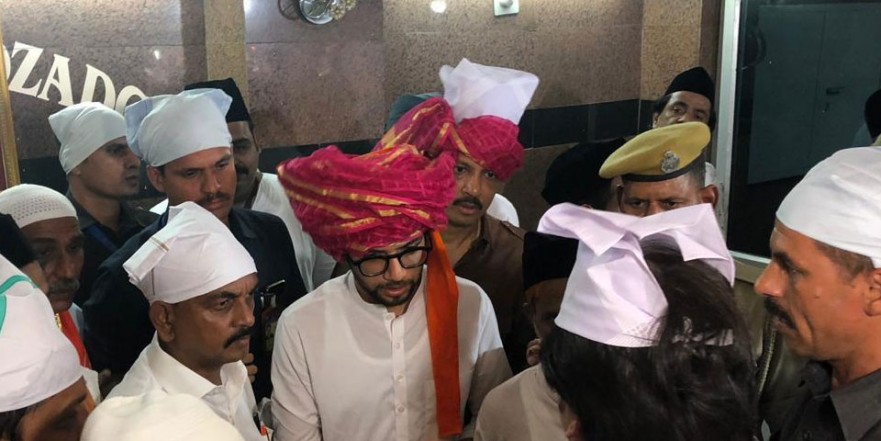 शिवसेना नेताओं के साथ अजमेर पहुंचे आदित्य ठाकरे, दरगाह पर चढ़ाई चादर