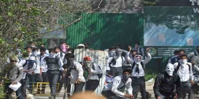 दुष्कर्म के खिलाफ घाटी में छात्र-छात्राओं ने खोला मोर्चा, श्रीनगर-मुजफ्फराबाद हाईवे किया जाम
