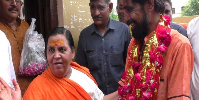 कश्मीर की चिंता छोड़ दें दिग्विजय, उनके हाथ से भोपाल फिसल गया है - उमा भारती