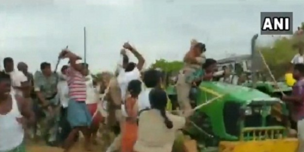 तेलंगाना: TRS कार्यकर्ताओं का पुलिस टीम पर हमला, महिला पुलिसकर्मी को लाठियों से पीटा