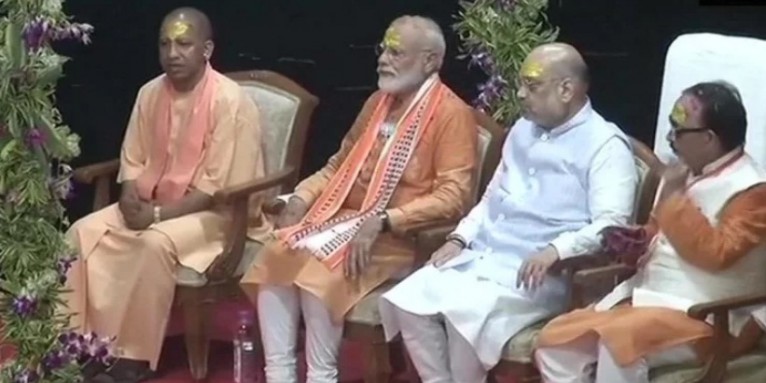 दशाश्वमेध घाट पहुंचे पीएम मोदी, गंगा आरती में हुए शामिल, शंखनाद होते ही भक्तिभाव से जोड़े हाथ